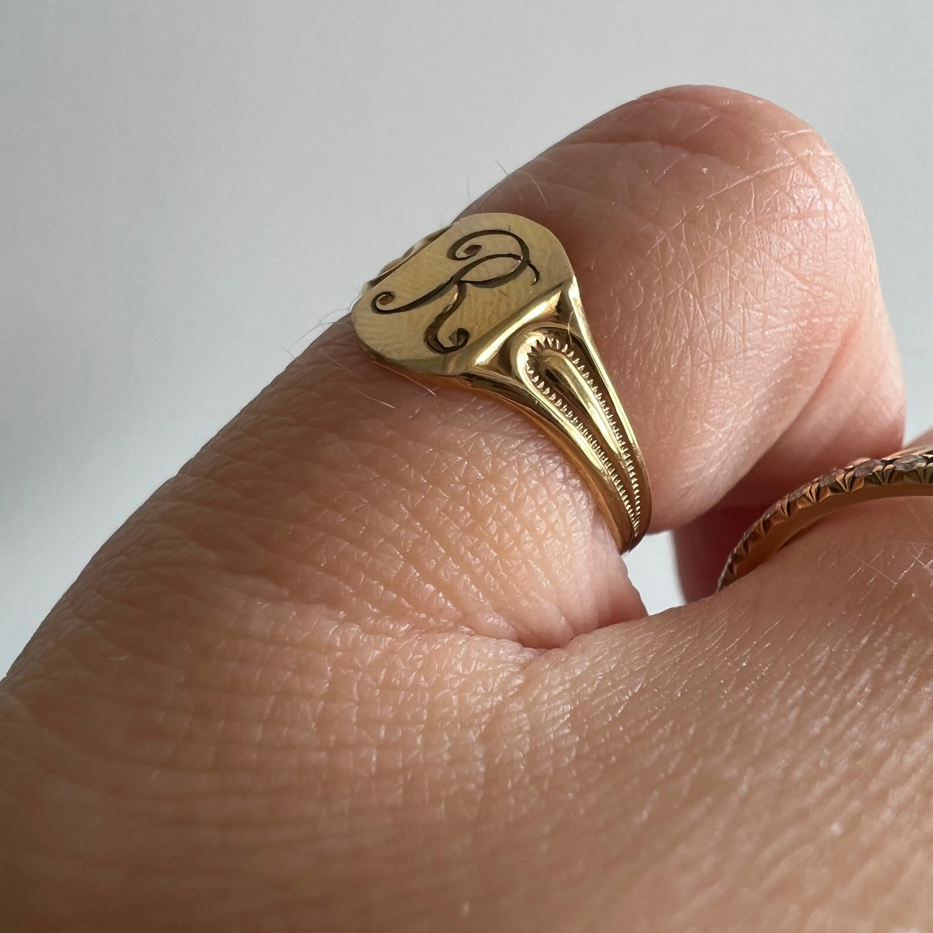 V I N T A G E // for a baby sized R finger/ 10k BDA letter R signet ring / just shy of size 2.5