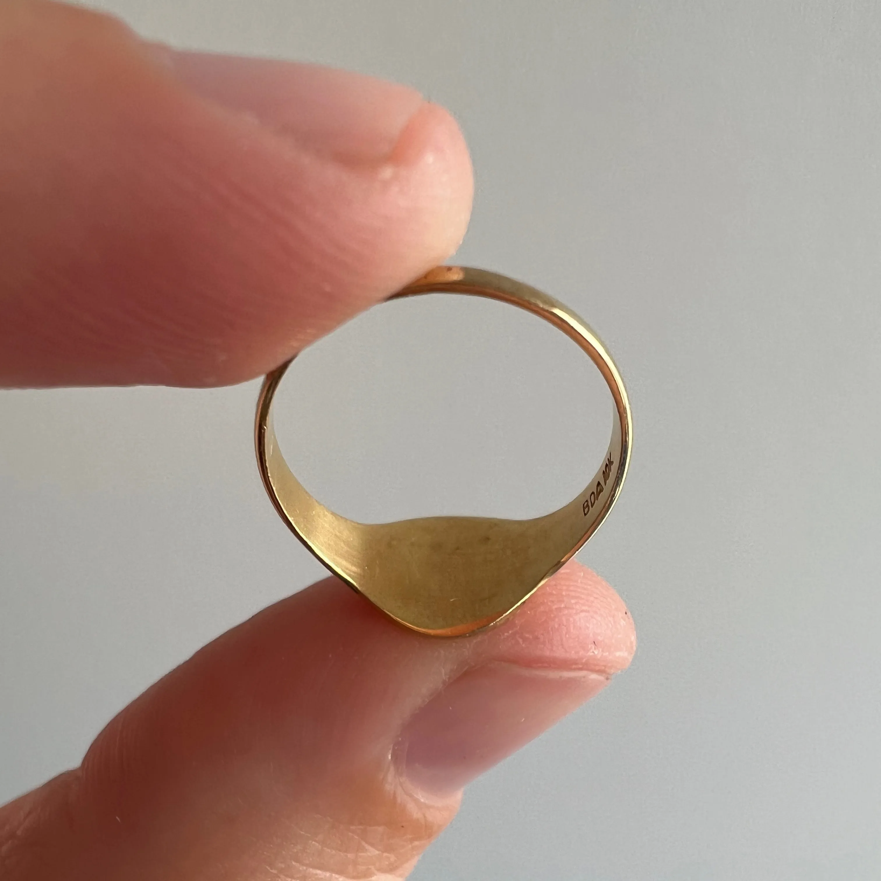 V I N T A G E // for a baby sized R finger/ 10k BDA letter R signet ring / just shy of size 2.5