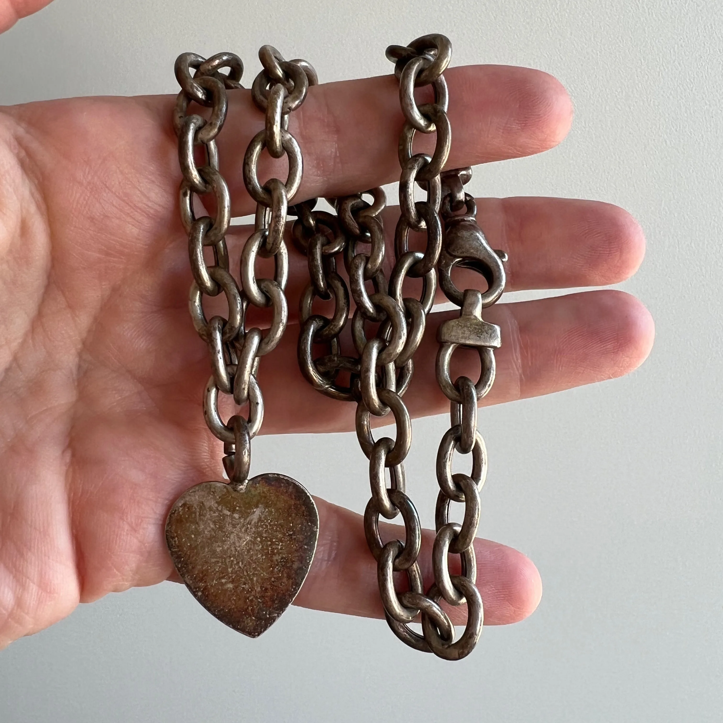 V I N T A G E // lovely ornament / sterling silver oval cable link chain with a heart pendant / 17, 26g